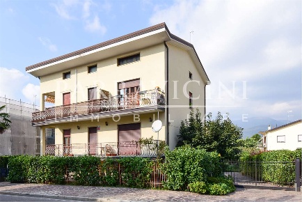 Foto Appartamento in viale Ortelli 14, Anzano del Parco Centro di 73 m²
