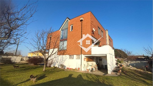Foto Villa unifamiliare a Casalino di 260 m² con 6 locali in vendita