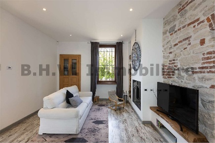 Foto Appartamento a Sangiano di 388 m² con 9 locali in vendita
