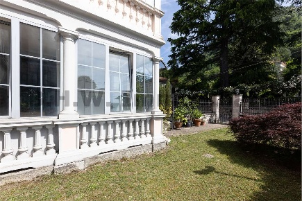 Foto Appartamento a Sangiano di 388 m² con 9 locali in vendita