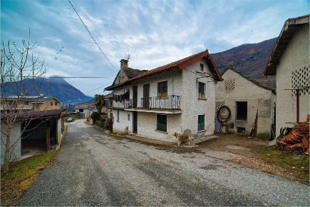 Foto Appartamento in Via Tessera  7, Trontano Centro di 70 m² con 5 locali