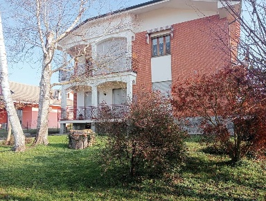 Foto Villa bifamiliare a Quattordio di 260 m² con 15 locali in vendita