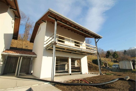 Foto Villa unifamiliare a Ello di 360 m² con 5 locali in vendita