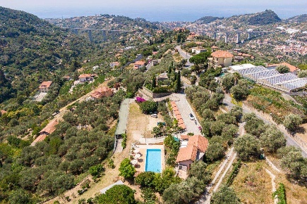 Foto Villa unifamiliare a Vallebona di 350 m² con 4 locali in vendita