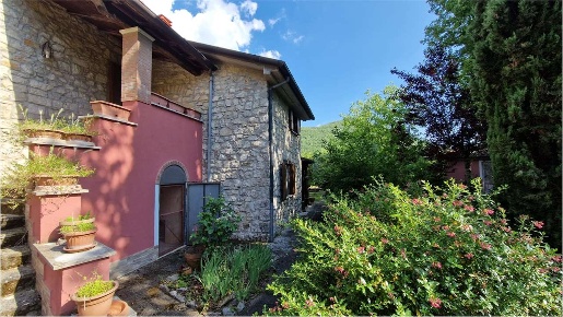 Foto Villa unifamiliare in VIA VALLENOVA, Pastena di 320 m² con 8 locali