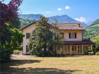 Foto Villa unifamiliare in Via De Angeli, Ponte Nossa di 420 m² in vendita