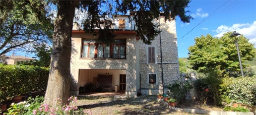 Foto Appartamento in via del giuoco, Guardea Centro di 170 m² con 8 locali