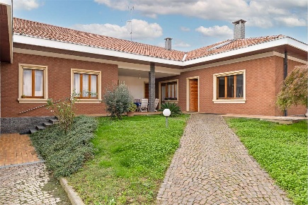 Foto Villa unifamiliare a San Pietro Mosezzo di 526 m² con 6 locali