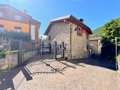 Foto Villa unifamiliare in Via Fiume 9, Pianico di 352 m² con 5 locali