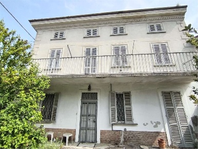 Foto Casa indipendente a Quargnento di 280 m² con 10 locali in vendita