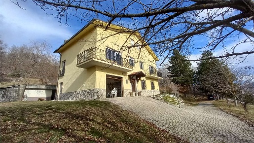 Foto Villa unifamiliare in via Lucente sn, Ateleta di 260 m² con 12 locali