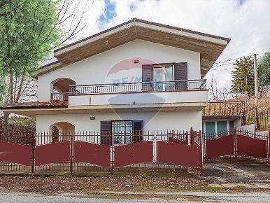 Foto Villa unifamiliare a Civitella Casanova Centro di 140 m² con 3 locali