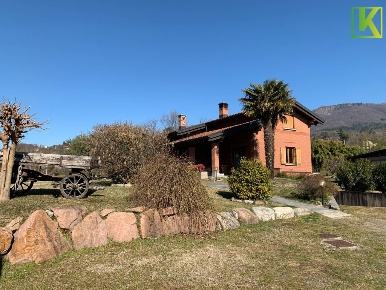 Foto Villa unifamiliare a Barasso con 8 locali in vendita