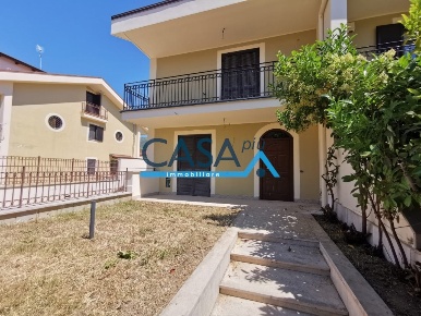 Foto Villa unifamiliare in Via Roma, Camigliano di 150 m² con 7 locali