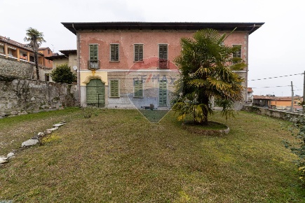 Foto Villa singola in Piazza Nobile Arturo della Croce, Mercallo di 375 m²