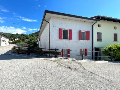 Foto Villa a schiera a Fanna di 182 m² con 4 locali in vendita