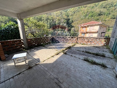 Foto Appartamento in via Mario Ginocchio, Mezzanego Borgonovo di 158 m²