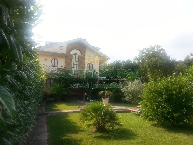 Foto Villa a schiera a Grottolella di 440 m² con 9 locali in vendita