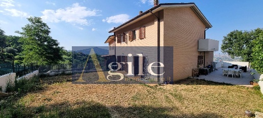 Foto Villa a schiera in LISCIANO, Ascoli Piceno di 270 m² con 6 locali