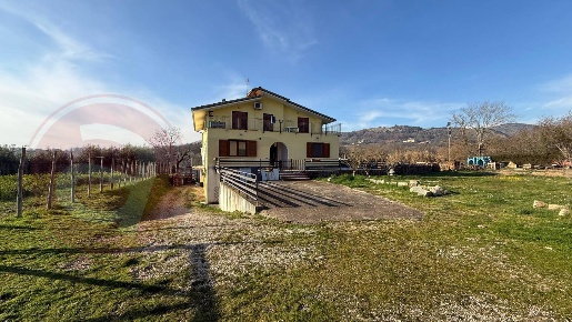 Foto Appartamento in Via Taglia IV, Colfelice di 180 m² con 7 locali
