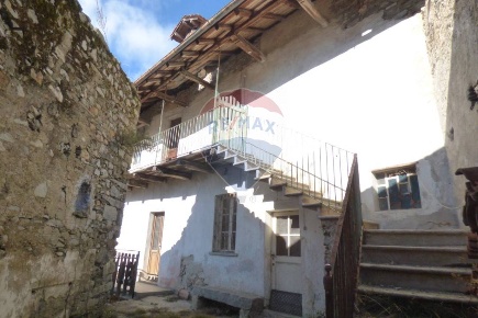 Foto Appartamento in Via G. Verdi, Dumenza Centro di 117 m² con 4 locali
