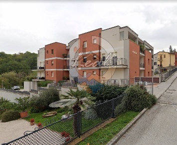 Foto Appartamento in VIALE LORETO, Caldarola Centro di 99 m² con 4 locali