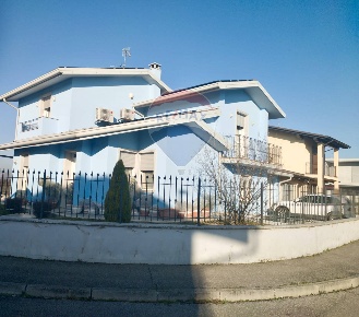 Foto Villa singola in Via Avis, Visano Centro di 215 m² con 5 locali