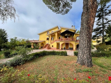 Foto Villa singola in Via Caione, Poggio Picenze di 320 m² con 9 locali