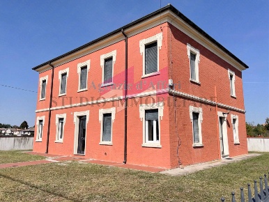 Foto Villa unifamiliare in Via Enrico Fermi, Ceneselli di 290 m² in vendita