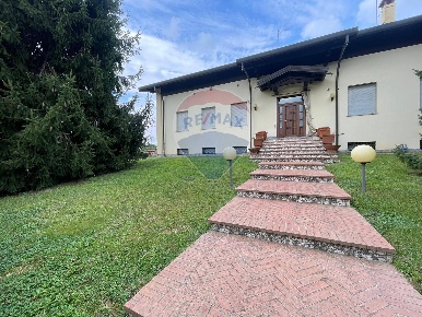 Foto Villa singola in Via Mora e Gibin, Divignano di 644 m² con 11 locali