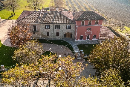 Foto Villa singola in Strada Clementina, Volpedo di 546 m² con 16 locali