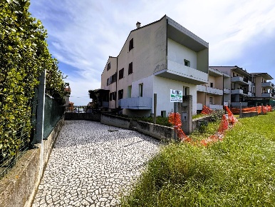 Foto Villa a schiera a Campofilone di 200 m² con 8 locali in vendita