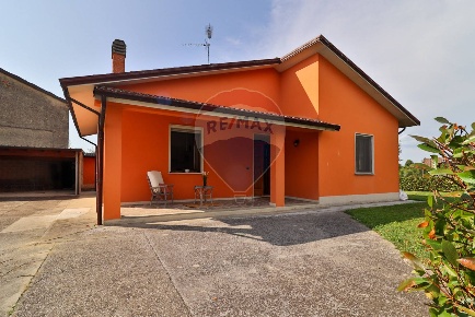 Foto Villa unifamiliare in VIA DON LUIGI STURZO, Scandolara Ravara Centro