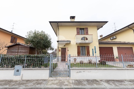 Foto Villa bifamiliare in Via Usignolo, Milzano di 150 m² con 4 locali