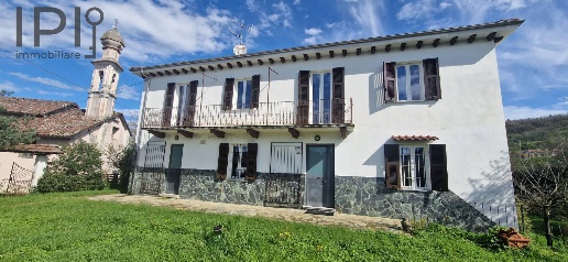 Foto Villa unifamiliare a Dego Centro di 150 m² con 8 locali in vendita