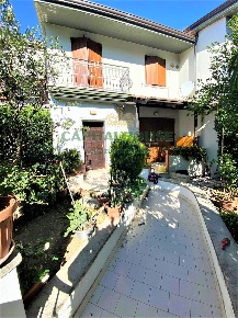 Foto Villa a schiera a Quadrelle di 220 m² con 5 locali in vendita