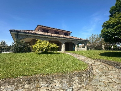 Foto Villa singola a Solero di 230 m² con 9 locali in vendita