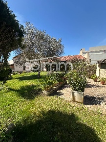 Foto Villa singola a Siurgus Donigala di 383 m² con 8 locali in vendita
