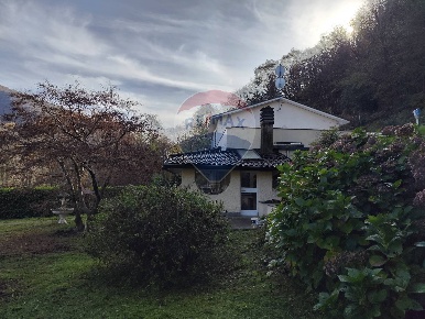 Foto Villa singola in Via Guglielmo Marconi, Dumenza di 405 m² con 8 locali