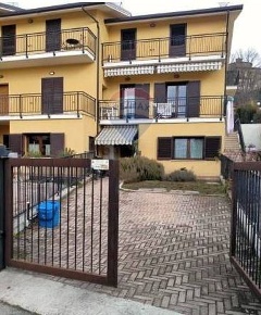 Foto Appartamento in Via San Demetrio, Poggio Picenze di 70 m² con 3 locali