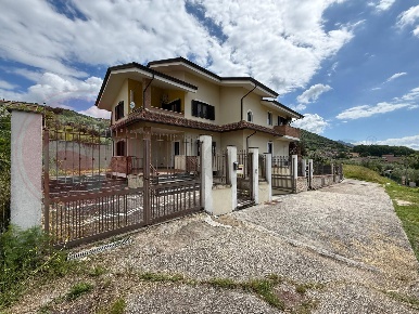 Foto Appartamento in Via Bernardo Belli, Colfelice di 90 m² con 5 locali
