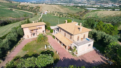 Foto Villa singola in Collinare, Ancarano di 530 m² con 20 locali