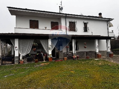 Foto Villa bifamiliare in Regione Santo Stefano, Strevi di 400 m²