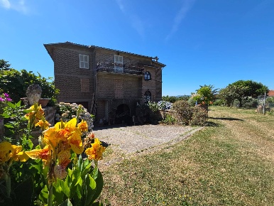 Foto Villa singola in via della Croce Fidele, Caprarola Centro di 355 m²