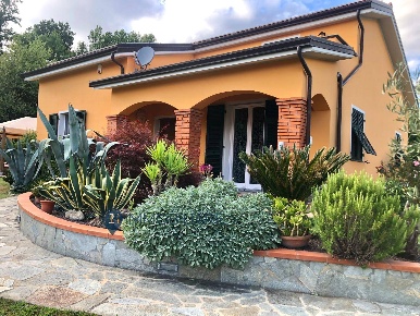 Foto Villa singola in Via Trompedo Sud, Brugnato Centro di 300 m²