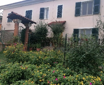 Foto Villa a schiera in via paolo cappa, Dego Piano di 150 m² con 6 locali