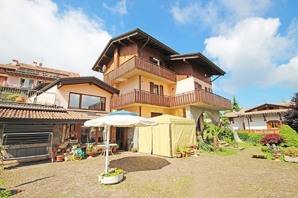 Foto Villa unifamiliare a Selvino di 708 m² con 15 locali in vendita
