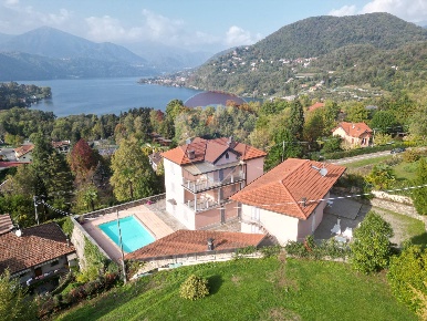 Foto Villa singola a Orta San Giulio di 623 m² con 10 locali in vendita