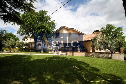 Foto Villa unifamiliare in STRADA PROVINCIALE 2, Ancarano di 340 m²