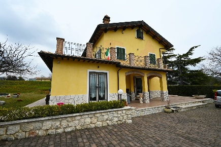 Foto Villa singola a Venarotta Centro di 450 m² con 8 locali in vendita